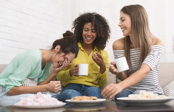 Olika rumskamrater dricker kaffe och äter kakor — Stockfoto