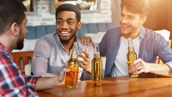 Найкращі друзі зустрічаються і п'ють пиво в барі — стокове фото