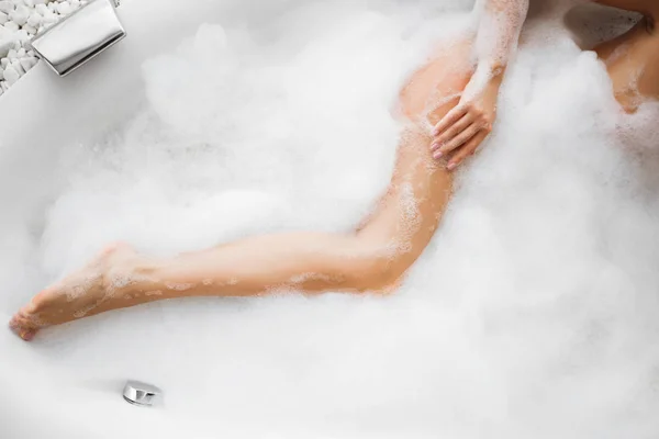 Cuerpo de mujer en espuma de baño, Vista superior —  Fotos de Stock