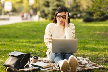 Başarısız Sınav. Kampüs Parkında Laptop ile Şok Öğrenci