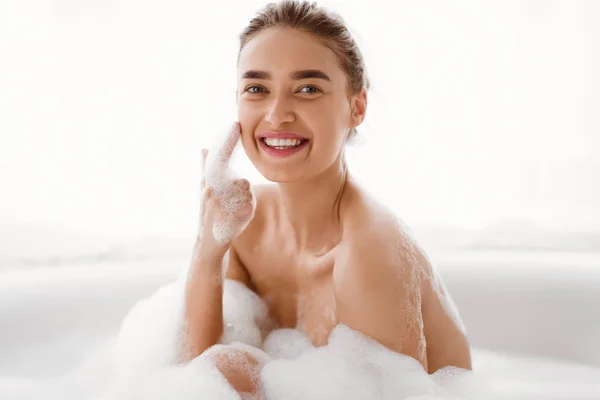 Menikmati Bubble Bath. Wanita Playful Melihat Kamera — Stok Foto