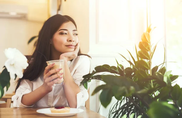 Atraente asiático mulher sentado no café e sonhando — Fotografia de Stock