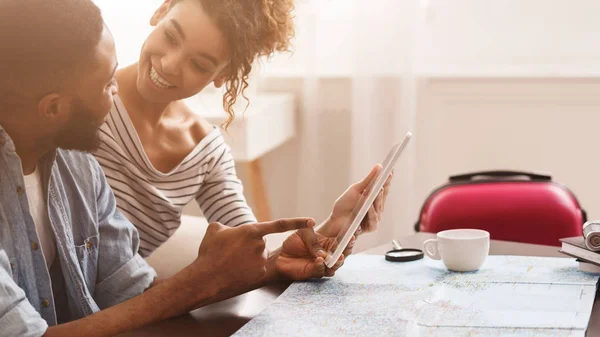 Planeando un viaje juntos. Pareja discutiendo planes turísticos, usando el mapa — Foto de Stock