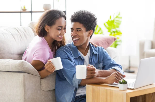 Svart tonåring kille och tjej som använder laptop hemma — Stockfoto