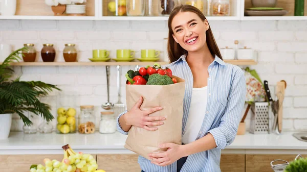 Joven mujer sosteniendo bolsa de papel con verduras y frutas —  Fotos de Stock