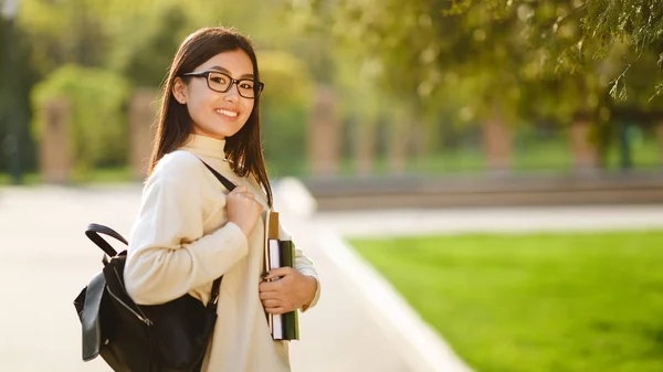 Feliz asiática estudiante chica con mochila en universidad Campus — Foto de Stock
