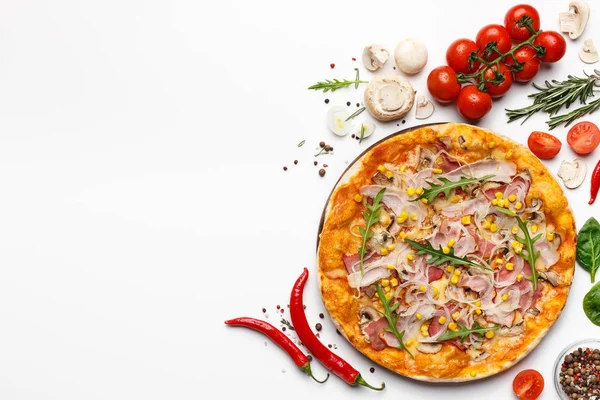 Pizza mit Schinken und Rucola auf weißem Hintergrund mit Zutaten — Stockfoto