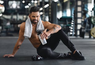 Yakışıklı genç adam spor salonunda istirahat