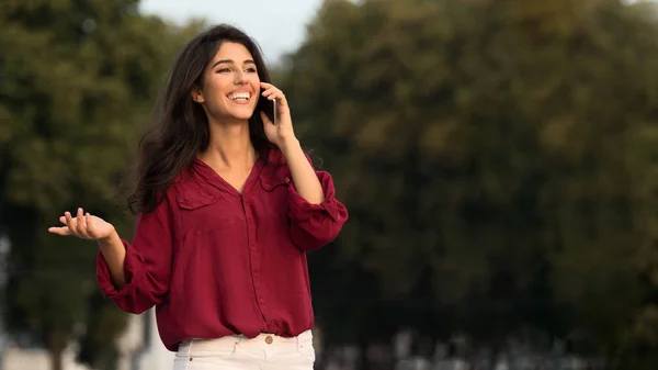 Businesswoman talking on phone, discussing work outdoors — Stock Photo, Image