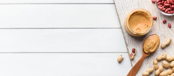 Schüssel mit Erdnüssen und einem Glas Erdnussbutter — Stockfoto