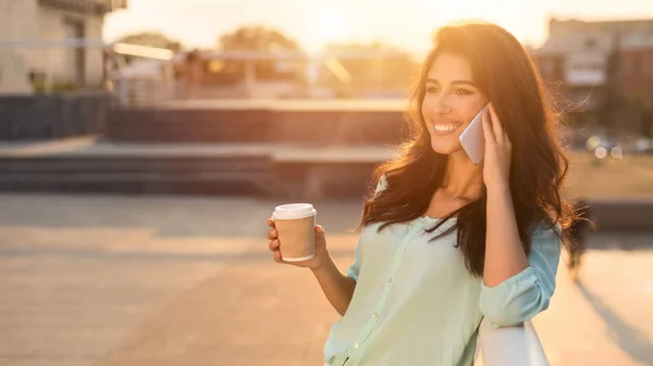 Geniet van vrije tijd. Meisje praten op telefoon en het drinken van koffie in de stad — Stockfoto