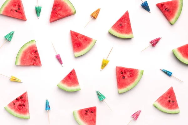 Potongan semangka segar dan payung koktail kertas berwarna-warni — Stok Foto