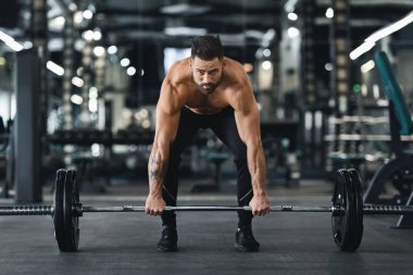 Kas vücut geliştirmeci spor salonu iç ağır barbell kaldırma