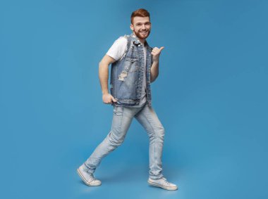 Cool bin yıllık adam stüdyoda jestleri kadar başparmak ile dans