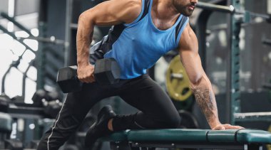 Spor salonu iç dumbbell ile Vücut geliştirme eğitimi