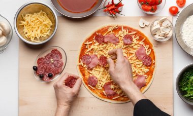 Şef Dekorasyon İtalyan Pizza Salam ve Jambon ile