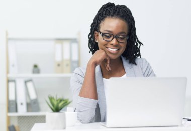 Yeni çözüm aranıyor. Freelancer Laptop Üzerinde Çalışma