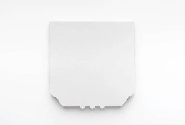 Bílá pizza box s prázdným prostorem, na bílém pozadí — Stock fotografie