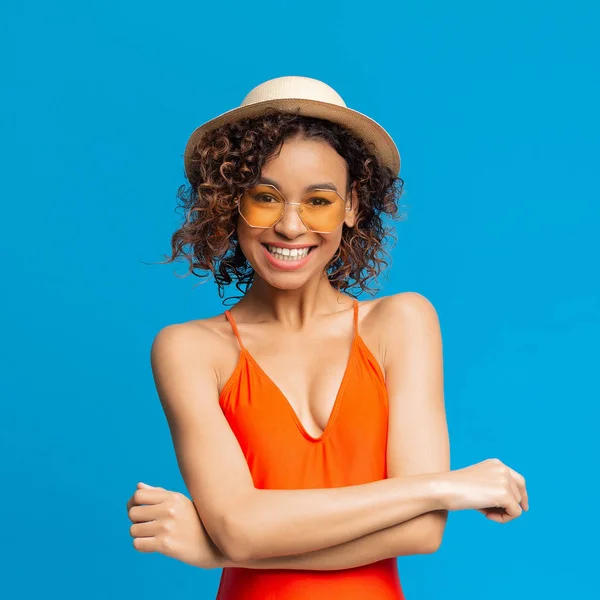 Black millennial girl in red swimsuit, wicker hat and sunglasses — Stock Photo, Image