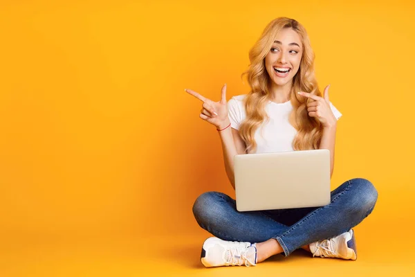 Excited Woman With Laptop Pointing On Copy Space — Stock Photo, Image