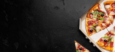 Siyah Arka Plan Üzerinde Teslimat Kutusunda Sıcak Pizza Dilimleri