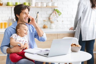Çalışma From Home dizüstü bilgisayarda bebek oğluyla baba
