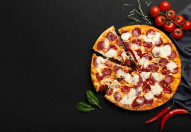 Taze Pepperoni Pizza Boş Alan ile Siyah Arka Plan On