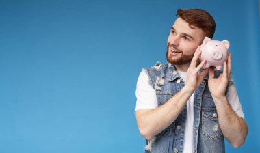 Hayali bin yıllık adam evde para tasarrufu hakkında düşünme