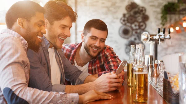 Dzielenie się nowościami z smartphone i picie piwa w barze — Zdjęcie stockowe