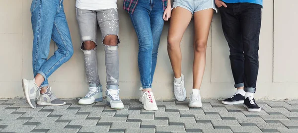 Grupo de jovens adolescentes esportivos em pé na parede da cidade — Fotografia de Stock