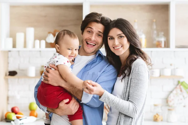 Glad mamma, far och baby på köksinredning — Stockfoto