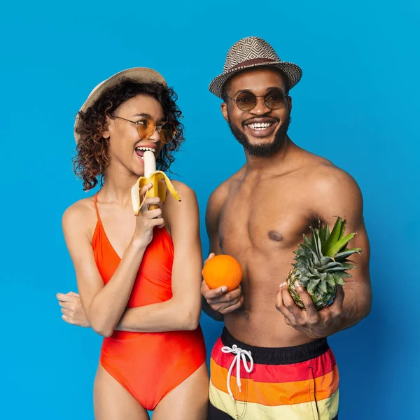 Preto cara e menina gozando fresco verão frutas — Fotografia de Stock