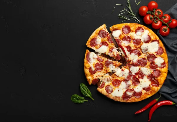 Frische Pfefferoni-Pizza auf schwarzem Hintergrund mit freiem Platz — Stockfoto