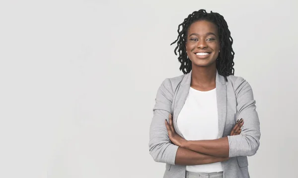 Successful African Businesswoman With Arms Crossed, Grey Background — Stock Photo, Image