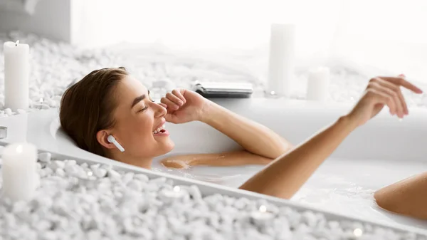Pihenjen a fürdőben. Nő élvezi zene fürdőszoba — Stock Fotó