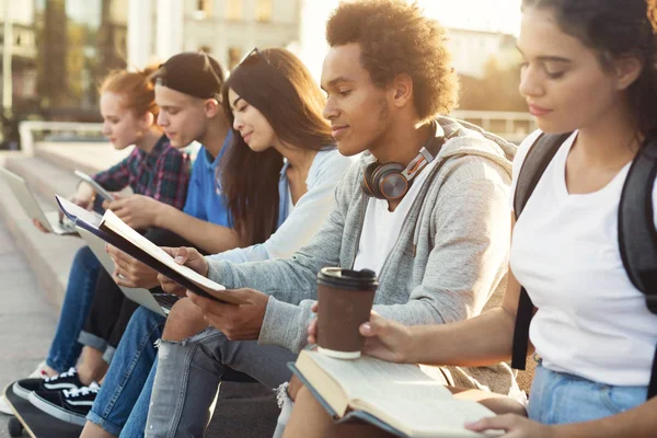 Tonåren olika studenter studerar utomhus på kvällen — Stockfoto