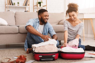 Afro Çift Bavul içine Giysi Ambalaj, Balayı için hazırlanıyor