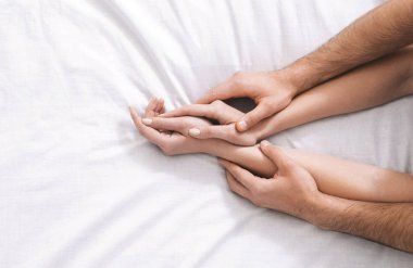 Genç tutkulu çift yatakta sevişiyor.