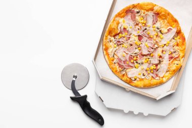 Pizza Teslim Kutusu ve Kesici Yakın Beyaz Arka Plan Üzerinde