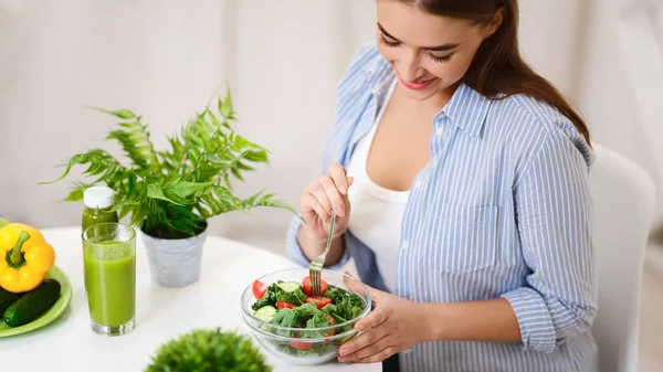 Gesundes Abendessen. Frau isst Gemüsesalat zu Hause — Stockfoto