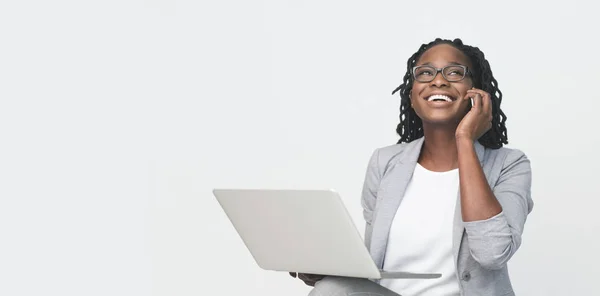 African-American Businesswoman Having Phone Talk, Grey Background — Stock Photo, Image