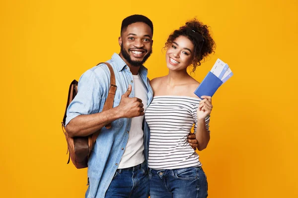 Turistas afroamericanos mostrando pulgares hacia arriba, fondo naranja — Foto de Stock