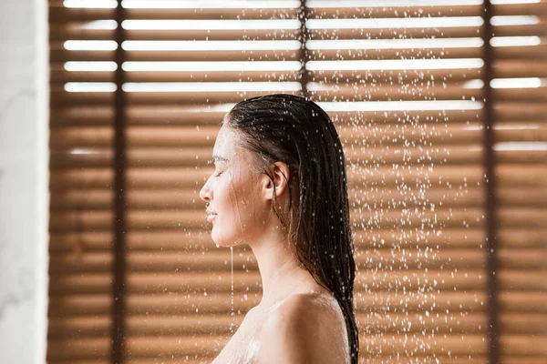 性感的女人恩霍英荷淋浴， 站在水滴下 — 图库照片
