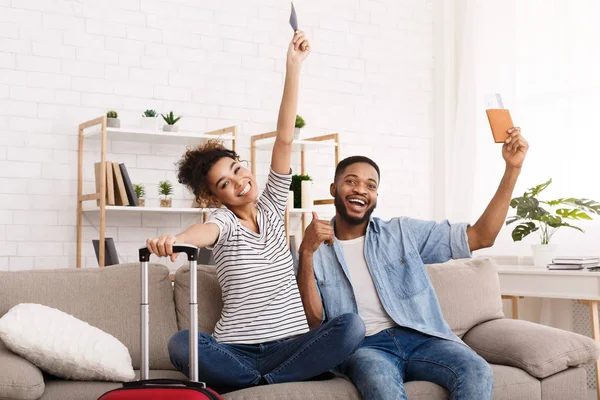 Los sueños se hacen realidad. Pareja sentada con pasaportes y entradas — Foto de Stock