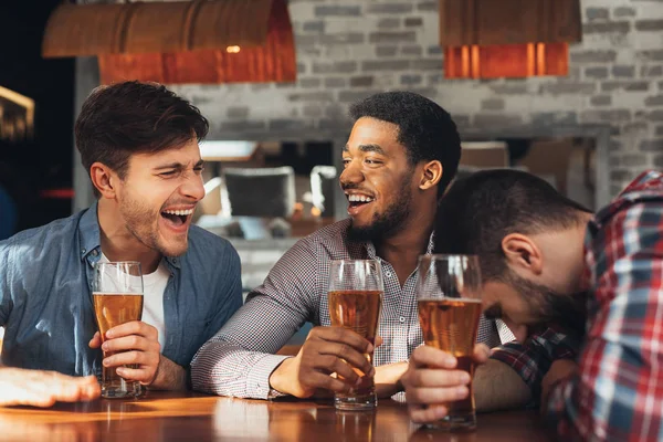 Réunion d'amis. Les hommes buvant de la bière et parlant au bar — Photo