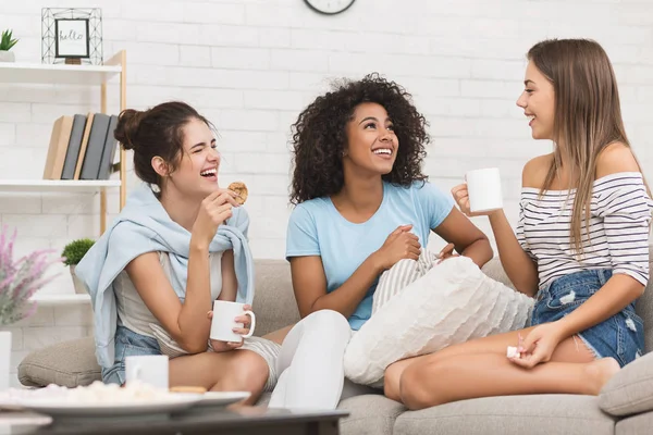 Gelukkige kamergenoten chatten en koffie drinken thuis — Stockfoto