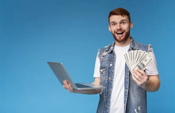 Feliz chico joven ganar dinero en Internet — Foto de Stock