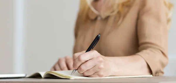 Writer Writing Down Her Ideas For New Book — Stock Photo, Image