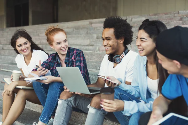 Adolescentes felices hablando al aire libre, pasando tiempo libre juntos — Foto de Stock