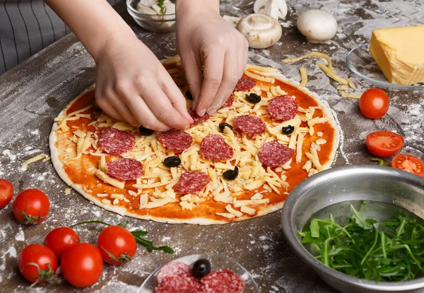 Pizza Hazırlayan Kadın, Salam ve Siyah Zeytin Ekleme